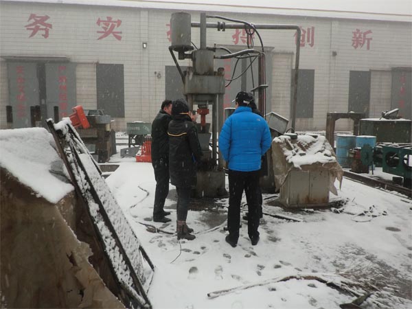 英国客户考察矿物质压块机讑֤